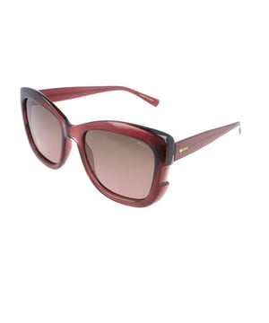 Estas gafas de sol para mujeres de Kodak combinan un diseño clásico y moderno con detalles discretos que añaden sofisticación.

 Forma y diseño:
 - Gafas de sol cuadradas a la moda, ideales para un estilo versátil y atemporal.

 Material del armazón:
 - El armazón de estas gafas está hecho de policarbonato, un material conocido por su resistencia al impacto y ligereza.

 Patillas:
 - Las varillas también están hechas de policarbonato, coincidiendo con el material del armazón.

 Detalles de la marca:
 - Logotipo de Kodak en las varillas.

 Lentes:
 - Polarizadas: Sí.
 - Progresivas: Sí, compatibles con lentes progresivas.
 - Graduación: Sí, adaptables a tus necesidades visuales.
 - Protección 100% UV400.

 El color de las lentes de las gafas de sol puede variar ligeramente de las imágenes debido a efectos de iluminación o ajustes en el acabado del material, ¡pero siempre mantendrán su estilo y calidad!
 Medidas: Altura de la lente: 46 mm. Ancho de la lente: 55 mm. Puente: 19 mm. Patillas: 140 mm.
 Composición: Policarbonato
 Cuidado:
Utiliza un paño de microfibra para limpiar las lentes y evitar rasguños.