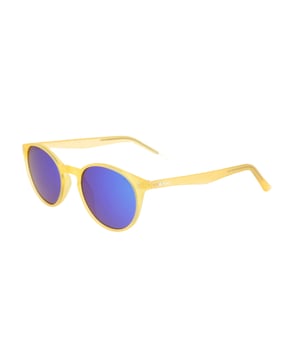 Si te gusta lucir lo último en moda y los accesorios son vitales para el conjunto de tu imagen, no te quedes sin las Gafas de Sol Unisex Kodak CF90012.

Forma y diseño:
- Gafas sol Kodak con forma redonda clásica.

Material de la montura:
- Fabricadas en Nylon TR90, un material ultraligero, flexible y resistente, estas gafas de sol garantizan comodidad durante todo el día.

Patillas:
- Las patillas también están elaboradas de TR90, a juego con el material de la montura.

Detalles de la marca:
- Grabado de la marca Kodak en las patillas.

Lentes:
- Polarizadas: No.
- Progresión: Sí, compatibles con lentes progresivos.
- Graduación: Sí, adaptables a tus necesidades visuales.
- 100% protección UV400.

El color de las lentes de las gafas de sol puede variar ligeramente con respecto a las imágenes debido a efectos de iluminación o ajustes en el acabado del material, ¡pero siempre conservarán su estilo y calidad!
 Medidas: Alto lente: 41 mm. Ancho lente: 48 mm. Puente: 20 mm. Patillas: 145 mm.
 Composición: Nylon TR90
 Cuidados:
Usar un paño de microfibra para limpiar las lentes y evitar rayaduras.