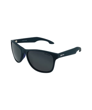 These Kodak men's sunglasses combine a sporty and modern design with vibrant details that make them stand out.

 Shape and design:
 - Kodak sunglasses with a curved rectangular shape.

 Frame Material:
 - The frame of these sports sunglasses is made of polycarbonate, a material known for its impact resistance and lightness.

 Sideburns:
 - The temples are also made of polycarbonate, matching the frame material.

 Brand details:
 - Kodak branding on temples.

 Glasses:
 - Polarized: No.
 - Progression: Yes, compatible with progressive lenses.
 - Graduation: Yes, adaptable to your visual needs.
 - 100% UV400 protection.

 The color of the sunglasses lenses may vary slightly from the images due to lighting effects or adjustments in the material finish, but they will always retain their style and quality!
 Measures: Lens height: 43 mm. Lens width: 55 mm. Bridge: 18 mm. Temples: 140 mm.
 Composition: Polycarbonate
 Care:
Use a microfiber cloth to clean the lenses and avoid scratches.
