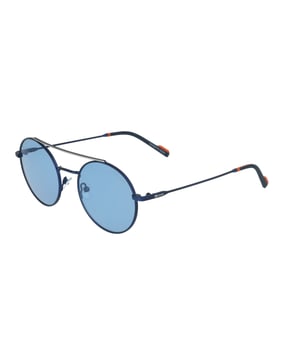 Estas gafas de sol casuales de Kodak combinan un diseño clásico y funcionalidad con un marco de metal y lentes polarizados redondos. Ofrecen una protección UV confiable, reflejando la calidad y precisión óptica característica de la marca Kodak.

Forma y diseño:
- Estas gafas de sol Kodak tienen una forma redonda clásica.
- Doble puente.

Material del marco:
- El marco de estas gafas está hecho completamente de metal.
- El uso de metal proporciona durabilidad, ligereza y un acabado elegante al marco.

Templos de metal:
- Los templos también están hechos de metal, coincidiendo con el material del marco.
- El metal en los templos añade fuerza y estabilidad a la estructura de las gafas.

Detalles de la marca:
- Marca Kodak en los templos.

Gafas:
- Los lentes son polarizados.
- Progresivos: Sí.
- Ajustables: Sí.
- Protección 100% UV400.

El color de los lentes de las gafas de sol puede variar ligeramente de las imágenes debido a efectos de iluminación o ajustes en el acabado del material, ¡pero siempre mantendrán su estilo y calidad!
Medidas: Altura de lente: 47 mm. Ancho de lente: 51 mm. Puente: 20 mm. Templos: 145 mm.
Composición: Metal
Cuidado:
Usa un paño de microfibra para limpiar los lentes y evitar rayaduras.
