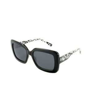 Estas gafas de sol para mujeres de Kodak combinan un diseño clásico y moderno con detalles discretos que añaden sofisticación.

Forma y diseño:
- Gafas de sol cuadradas a la moda, ideales para un estilo versátil y atemporal.

Material del armazón:
- El armazón de estas gafas está hecho de policarbonato, un material conocido por su resistencia al impacto y ligereza.

Patillas:
- Las patillas también están hechas de policarbonato, coincidiendo con el material del armazón.

Detalles de la marca:
- Logotipo de Kodak en las patillas.

Cristales:
- Polarizados: Sí.
- Progresivos: Sí, compatibles con lentes progresivos.
- Graduación: Sí, adaptables a tus necesidades visuales.
- Protección 100% UV400.

El color de los cristales de las gafas puede variar ligeramente de las imágenes debido a efectos de iluminación o ajustes en el acabado del material, ¡pero siempre mantendrán su estilo y calidad!
Medidas: Altura del cristal: 45 mm. Ancho del cristal: 52 mm. Puente: 18 mm. Patillas: 145 mm.
Composición: Policarbonato
Cuidado:
Utiliza un paño de microfibra para limpiar los cristales y evitar rayones.