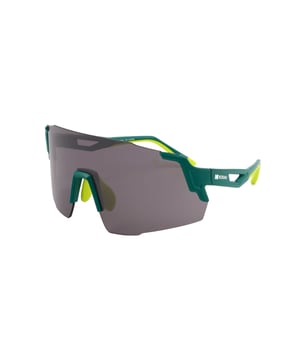 Estas gafas deportivas para hombres de Kodak combinan un diseño futurista envolvente con detalles ergonómicos que ofrecen máxima protección y estilo.

Forma y diseño:
- Gafas de sol tipo escudo de Kodak con una sola lente envolvente, ideales para una cobertura total.

Material del Armazón:
- Hechas de Nylon TR90, un material ultraligero, flexible y resistente, estas gafas garantizan comodidad durante todo el día.

Patillas:
- Las patillas también están hechas de TR90, coincidiendo con el material del armazón.

Detalles de la Marca:
- Marca Kodak en las patillas.

Gafas:
- Polarizadas: No.
- Progresión: No permitido.
- Graduación: No permitido.
- Protección UV400 al 100%.

El color de las lentes de las gafas puede variar ligeramente de las imágenes debido a efectos de iluminación o ajustes en el acabado del material, ¡pero siempre mantendrán su estilo y calidad!
Medidas: Altura de lente: 46 mm. Ancho de lente: 141 mm. Puente: 0 mm. Patillas: 125 mm.
Composición: Nylon TR90
Cuidado:
Utiliza un paño de microfibra para limpiar las lentes y evitar rasguños.