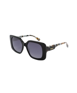 Si te gusta lucir lo último en moda y los accesorios son vitales para el conjunto de tu imagen, no te quedes sin las Gafas de Sol Mujer Kodak FI40061.

Forma y diseño:
- Gafas de sol geométricas Kodak, combinando un diseño rectangular oversize.

Material de la montura:
- Fabricadas en acetato, un material ligero, duradero y de excelente calidad, estas gafas de sol ofrecen comodidad y un acabado refinado.

Patillas:
- Las patillas también están elaboradas de acetato, a juego con el material de la montura.

Detalles de la marca:
- Grabado de la marca Kodak en las patillas.

Lentes:
- Polarizadas: Sí.
- Progresión: Sí, compatibles con lentes progresivos.
- Graduación: Sí, adaptables a tus necesidades visuales.
- 100% protección UV400.
 Medidas: Alto lente: 46 mm. Ancho lente: 53 mm. Puente: 19 mm. Patillas: 145 mm.
 Composición: Acetato
 Cuidados:
Usar un paño de microfibra para limpiar las lentes y evitar rayaduras.