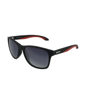 Estas gafas de sol para hombres Kodak combinan un diseño deportivo y moderno con detalles vibrantes que las hacen destacar.

Forma y diseño:
- Gafas de sol Kodak con forma rectangular curva.

Material de la montura:
- La montura de estas gafas de sol deportivas está hecha de policarbonato, un material conocido por su resistencia al impacto y ligereza.

Patillas:
- Las patillas también están hechas de policarbonato, en consonancia con el material de la montura.

Detalles de la marca:
- Logotipo de Kodak en las patillas.

Cristales:
- Polarizados: No.
- Progresión: Sí, compatible con lentes progresivas.
- Graduación: Sí, adaptable a tus necesidades visuales.
- 100% de protección UV400.

El color de las lentes de las gafas de sol puede variar ligeramente de las imágenes debido a efectos de iluminación o ajustes en el acabado del material, ¡pero siempre mantendrán su estilo y calidad!
Medidas: Altura de la lente: 42 mm. Ancho de la lente: 54 mm. Puente: 17 mm. Patillas: 140 mm.
Composición: Policarbonato
Cuidado:
Usa un paño de microfibra para limpiar las lentes y evitar arañazos.