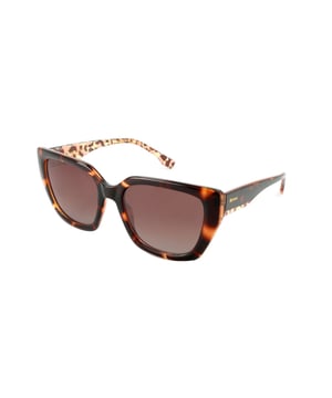 Diese Damen-Sonnenbrille von Kodak kombiniert ein klassisches und modernes Design mit diskreten Details, die für Eleganz sorgen.

 Form und Design:
 - Trendy quadratische Sonnenbrille, ideal für einen vielseitigen und zeitlosen Stil.

 Rahmenmaterial:
 - Der Rahmen dieser Sonnenbrille besteht aus Polycarbonat, einem Material, das für seine Stoßfestigkeit und Leichtigkeit bekannt ist.

 Koteletten:
 - Die Bügel sind passend zum Rahmenmaterial ebenfalls aus Polycarbonat gefertigt.

 Markendetails:
 - Kodak-Branding auf den Bügeln.

 Gläser:
 Polarisiert: Ja.
 - Progression: Ja, kompatibel mit Gleitsichtgläsern.
 - Graduierung: Ja, anpassbar an Ihre visuellen Bedürfnisse.
 - 100 % UV400-Schutz.

 Die Farbe der Sonnenbrillengläser kann aufgrund von Lichteffekten oder Anpassungen der Materialverarbeitung leicht von den Bildern abweichen, ihren Stil und ihre Qualität behalten sie jedoch immer!
 Maßnahmen: Hohe Linse: 45 mm. Linsenbreite: 54 mm. Steg: 18 mm. Bügel: 145 mm.
 Komposition: Polycarbonat
 Pflege:
Nutzen Sie ein Mikrofasertuch um die Linsen zu reinigen und Kratzer zu vermeiden.