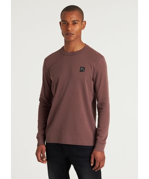 Fit & Material Das Hely ist ein Regular Fit Longsleeve aus 100% Baumwolle. Der Stoff ist sehr leicht und hat einen leichten Griff.  Details Dieses Longsleeve verfügt über charakteristische CHASIN'-Details auf der Brust, am Hals und am Handgelenk. Außerdem haben die Ärmel abschließende elastische Bündchen.