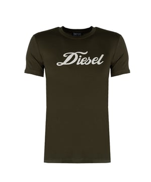 El color uniforme hace que el producto sea extremadamente versátil, adecuado tanto para estilismos cotidianos como para combinaciones más elegantes, resaltando al mismo tiempo tu individualidad y estilo. Gracias a esto, independientemente de la ocasión, siempre lucirás a la moda y con clase, y la elegancia sutil de este color permite combinarlo fácilmente con diversos accesorios, creando composiciones únicas.

La marca impresa en el frente agrega carácter y un toque moderno que atrae las miradas y te distingue de la multitud, siendo al mismo tiempo un elemento distintivo que resalta tu gusto por la calidad y el estilo, y también demuestra tu conocimiento de las tendencias actuales de la moda.

El 100% algodón no solo asegura comodidad al vestir, sino también una excelente transpirabilidad, lo que hace que el producto sea ideal para cualquier época del año y, además, fácil de cuidar. Gracias a esto, puedes disfrutar de su suavidad y durabilidad durante mucho tiempo, sin preocuparte por la pérdida de forma o color, y sus propiedades naturales permiten que la piel respire, lo que es especialmente importante en los días más cálidos.