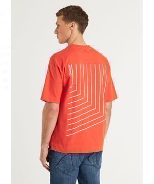 Das Stream ist ein Loose-Fit-T-Shirt mit einem großen Backprint und einem kleinen Buchstabendruck auf der Brust.