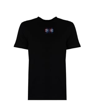 Corte simple
Longitud mini
Con capucha ajustable con cordón
Bolsillo combinado en la parte delantera
Dobladillo y mangas con puños elásticos
Cinta con logo a lo largo de las mangas
Confeccionada con tejido de alta calidad