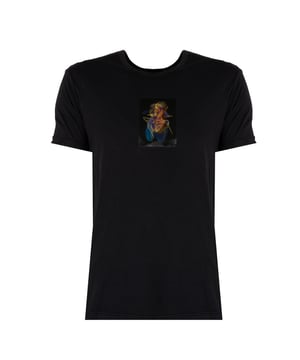 El color uniforme hace que el producto sea extremadamente versátil, adecuado tanto para estilos diarios como para conjuntos más elegantes, destacando al mismo tiempo tu individualidad y estilo.

El estiloso estampado en 3D en el frente añade profundidad y un carácter moderno, atrayendo la mirada y convirtiendo al producto en un elemento único en el armario, que seguramente te hará destacar entre la multitud.

El 100% de algodón no solo proporciona comodidad al usarlo, sino también una excelente transpirabilidad, lo que hace que el producto sea perfecto para cualquier época del año, además de ser fácil de cuidar.

Las costuras visibles no solo añaden valores estéticos, sino que también aumentan la durabilidad, haciendo del producto una opción sólida y duradera para muchos años de uso, manteniendo al mismo tiempo un diseño moderno que encaja perfectamente en las tendencias de moda actuales.