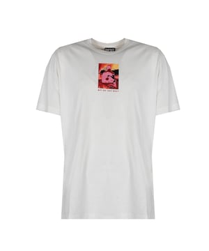 El color uniforme hace que el producto combine perfectamente con una variedad de estilos, añadiendo elegancia y coherencia visual, lo que lo convierte en la opción ideal para cualquier ocasión.

El estampado estiloso en la parte delantera y trasera atrae la mirada y añade un carácter único, destacando la individualidad del usuario, lo que te permite destacar en la multitud y expresar tu estilo inigualable.

100% algodón garantiza no solo una comodidad excepcional, sino también durabilidad y transpirabilidad, lo que hace que el producto sea perfecto tanto para días cálidos como para noches más frescas, proporcionando una sensación placentera en la piel.

Las costuras visibles añaden no solo valores estéticos, sino que también aumentan la durabilidad, lo que hace que el producto sea una opción sólida y duradera para muchos años de uso, manteniendo al mismo tiempo un diseño moderno.