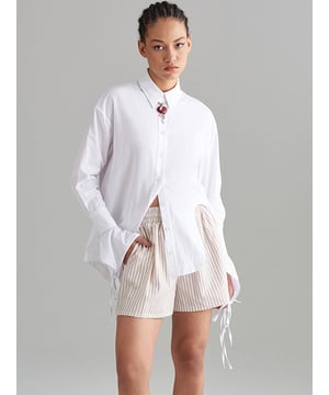 Locker geschnittene, gestreifte Shorts mit elastischem Bund machen die Shorts optisch interessant und attraktiv. Diese schmal geschnittenen Shorts verleihen Ihrem Stil eine raffinierte Note. Sie können es problemlos mit T-Shirts, Hemden oder Crop-Tops kombinieren. Einen lässigen Look erreichen Sie mit einer leichten und lockeren Bluse oder Sie kreieren einen auffälligeren Stil mit einem Crop-Top.

Material: Hergestellt aus Stoff mit 55 % Baumwolle und 45 % Polyester.

Maße des Models: Sie trägt Größe S, ist 176 cm groß und hat die Maße 80/63/93.

Das Produkt ist eine Standardform.