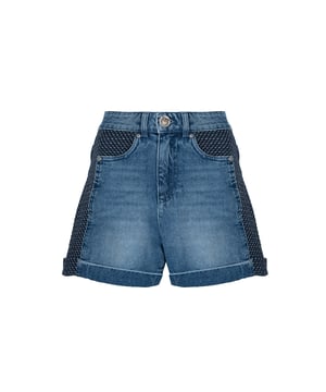 Pantalones cortos de mezclilla
Estos únicos pantalones cortos de mezclilla con un parche de tweed combinan un estilo clásico con un toque moderno, siendo perfectos para cualquier ocasión, desde encuentros casuales hasta salidas más elegantes.

Con parche de tweed
El elegante parche de tweed añade un carácter único, destacando la individualidad y creatividad en la moda, mientras proporciona un sutil contraste con el material denim.

abrochados con botón y cremallera logotipados
La practicidad y la estética van de la mano gracias al cierre con botón y cremallera logotipados, que ofrecen comodidad al vestir y añaden un toque de lujo.

Con dos bolsillos delante y detrás
Hay dos bolsillos tanto en la parte delantera como en la trasera, que no solo son funcionales, sino que también aportan un elemento estilístico, permitiendo guardar objetos pequeños al alcance de la mano.

Hechos de tela de alta calidad
Fabricados con tela de alta calidad, estos pantalones cortos garantizan durabilidad, comodidad al vestir y un excelente ajuste, ofreciendo una sensación de lujo cada vez que se ponen.