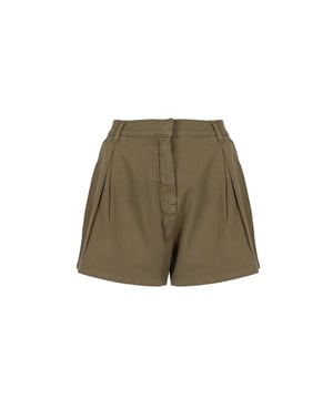 Los pantalones cortos de jeans son la elección perfecta para los días de verano, combinando estilo y comodidad, lo que te permite disfrutar de la libertad de movimiento sin perder un aspecto moderno.

Con cierre de gancho y cremallera, ofrecen facilidad de uso y seguridad, asegurándote de que se mantendrán en su lugar durante todo el día, sin importar lo que hagas.

Con pinzas modeladoras en el frente, estos pantalones cortos no solo resaltan la figura, sino que también añaden elegancia, permitiéndote sentirte seguro y con estilo, sin importar la ocasión.

Con dos bolsillos insertados, proporcionan funcionalidad y practicidad, permitiéndote guardar pequeños objetos, como llaves o teléfono, siempre a mano.

Hechos de tela de alta calidad, estos pantalones cortos no solo son duraderos, sino también agradables al tacto, lo que significa que te servirán durante muchas temporadas, manteniendo su perfecta apariencia.