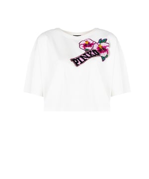 El color uniforme de este producto es un verdadero hit en el mundo de la moda, ya que ofrece elegancia y simplicidad, que se combinan perfectamente con cualquier estilo, al mismo tiempo que destacan el carácter único del portador.

El gran estampado en 3D con un elemento de marca y adornos es un verdadero festín para los ojos, añadiendo profundidad y exclusividad a cualquier atuendo, además de atraer la atención gracias a su precisa ejecución y diseño moderno.

La camiseta corta es la propuesta ideal para los días calurosos, proporcionando comodidad y estilo, mientras permite la libertad de movimiento, lo que la convierte en un elemento esencial del guardarropa de verano.

Producido en Italia, lo que garantiza la más alta calidad de los materiales y la fabricación, además de destacar el prestigio y el lujo asociados con la moda italiana.