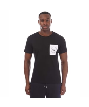 Mens Calvin Klein Round Logo Pocket T-Shirt in black.- Round neck.- Short sleeves.- Chest pocket with round logo.- Regular fit.- 100% Cotton.- Ref: J30J314761BAE
