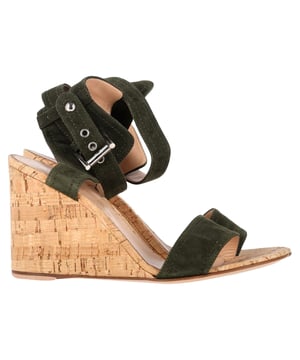 VINTAGE, UVP WIE NEU  
Diese Gianvito Rossi Sandalen umschmeicheln Ihre Füße auf elegante Weise. Gefertigt aus Wildleder, präsentieren sie einen einzigen Riemen auf dem Vorderfuß, einen Knöchelverschluss mit Schnalle und einen Keilabsatz aus Kork. Geschlossene Fersen und offene Zehen verleihen diesem Paar das gewisse Etwas.

Gianvito Rossi Portofino Keilabsatz in grünem Wildleder  
Zustand: Ausgezeichnet  
Tragespuren: Keine sichtbaren Tragespuren. Kein Makel an der Innensohle, sehr leichter Makel an den Sohlen.  
Verpackung: Keine  
Farbe: Grün  
Material: Wildleder  
Größe: EU | 38,5/US8,5  
Maße: Absatzhöhe: 90; Innensohlenlänge: 220  
SKU: NAPPUGBSH457188W