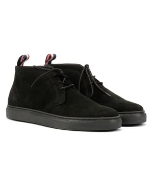 Chukka Stiefel  mit einem hochwertigen Wildleder-Obermaterial für einen schlanken, zeitlosen Look. Verfügt über eine strapazierfähige schwarze Gummisohle für überragende Traktion und Komfort. Perfekt für lässiges und smartes Styling.