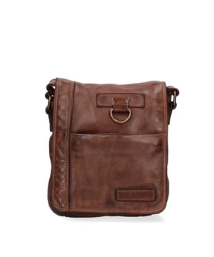 Bolso bandolera para hombre. El cierre es con cremallera. Los bolsillos internos son uno con cremallera. Los bolsillos externos son uno delantero con cremallera y otro trasero con cremallera. La bandolera es ajustable en piel. Falta el mango. Hay un compartimento interno. El material exterior es auténtica piel de becerro engrasada. Internamente está forrado en tejido 70% algodón - 30% poliéster. Medidas: 20x25x6 cm. Producto de moda
