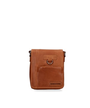 Bolso bandolera para hombre. El cierre es con cremallera. Los bolsillos internos son uno con cremallera. Los bolsillos externos son uno delantero con cremallera y otro trasero con cremallera. La bandolera es ajustable en piel. Falta el mango. Hay un compartimento interno. El material exterior es auténtica piel de vacuno. Internamente está forrado en poliéster. Medidas: 20x25x6 cm. Producto de moda