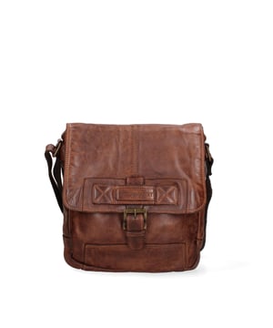 Bolso bandolera para hombre. El cierre es con botón magnético. Hay dos bolsillos internos con cremalleras. Los bolsillos externos son uno delantero con cremallera y otro trasero con cremallera. La bandolera es ajustable en piel. Falta el mango. Hay dos compartimentos internos. El material exterior es auténtica piel de becerro engrasada. Internamente está forrado en tejido 70% algodón - 30% poliéster. Medidas: 26x31x8 cm. Producto de moda