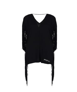 El color uniforme de esta vestimenta excepcional permite crear un atuendo elegante y sutil, que se adapta perfectamente a las tendencias de moda actuales, a la vez que ofrece una opción atemporal ideal para muchas ocasiones. Gracias a su versatilidad, puedes combinarlo tanto con accesorios clásicos como con acentos más modernos, creando un look único para cada estación del año.

La espalda descubierta añade un toque de sensualidad y romanticismo al diseño, haciéndolo una opción perfecta para salidas nocturnas o eventos especiales, donde deseas sentirte especial y atraer miradas. Este detalle revela sutilmente la piel, dejando espacio para la imaginación, al mismo tiempo que resalta tu confianza y estilo individual.

El escote en V resalta hermosamente la línea del cuello y el escote, añadiendo delicadeza y feminidad, mientras alarga visualmente la figura, lo que hace que este elemento sea extremadamente favorable para cualquier tipo de cuerpo. Es la solución ideal para aquellos que valoran un realce sutil de las características de su figura, independientemente de la ocasión.

Las flecos negros en lugar de mangas introducen un toque de extravagancia y movimiento al conjunto, añadiendo carácter y un estilo único que seguramente te hará destacar entre la multitud. Cada paso anima los flecos, creando un efecto dinámico que captura la atención y añade energía a tu apariencia.

El estampado de marca al frente no es solo un acento distintivo, sino también una confirmación de la calidad y el prestigio que trae consigo este producto, resaltando su unicidad y alta clase.

Producido en Italia, lo que garantiza la más alta calidad de fabricación y atención a cada detalle, además de reflejar la rica tradición de la moda italiana, conocida por su elegancia e innovación. Esto te asegura que estás adquiriendo un producto no solo a la moda, sino también duradero, que te servirá durante años.