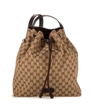 Gucci Bolsas Bucket back  Mochila en Beige Lienzo y Plata hardware. El producto está en en Excelentes Condiciones (A).
  Dimensiones: 31x35x16 cm 
  Accesorios incluidos: NONE
    
  BrandCo Paris encuentra artículos raros y en las mejores condiciones a precios increíbles. ¡Vale la pena tener paciencia! Compra con confianza: todos los artículos de BrandCo Paris son seleccionados y autenticados cuidadosamente por nuestro equipo de expertos.
  Todos los artículos vienen con un certificado de autenticidad y un embalaje entregado por BrandCo Paris.
  Tabla de clasificación de la condición del artículo
  N (como nuevo)
  AA (perfecto estado)
  A (excelente estado)
  AB (muy buen estado)
  B (bueno/regular)