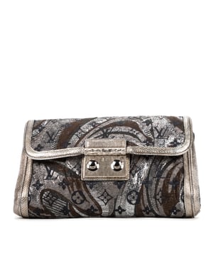 Louis Vuitton Bolsas Ltd. Ed. Brocade Thalie  Embrague en Plata Lienzo y Plata hardware. El producto está en en Excelentes Condiciones (A).
  Dimensiones: 25x155x0 cm 
  Accesorios incluidos: None
    
  BrandCo Paris encuentra artículos raros y en las mejores condiciones a precios increíbles. ¡Vale la pena tener paciencia! Compra con confianza: todos los artículos de BrandCo Paris son seleccionados y autenticados cuidadosamente por nuestro equipo de expertos.
  Todos los artículos vienen con un certificado de autenticidad y un embalaje entregado por BrandCo Paris.
  Tabla de clasificación de la condición del artículo
  N (como nuevo)
  AA (perfecto estado)
  A (excelente estado)
  AB (muy buen estado)
  B (bueno/regular)
