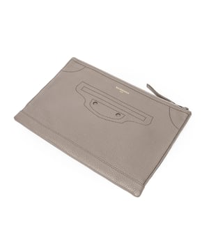 Balenciaga Bolsas Blackout Zip Clutch  Bolso en Gris Piel de becerro y Latón envejecido hardware. El producto está en en Excelentes Condiciones (A).
  Dimensiones: 32x23x1 cm 
  Accesorios incluidos: 
    
  BrandCo Paris encuentra artículos raros y en las mejores condiciones a precios increíbles. ¡Vale la pena tener paciencia! Compra con confianza: todos los artículos de BrandCo Paris son seleccionados y autenticados cuidadosamente por nuestro equipo de expertos.
  Todos los artículos vienen con un certificado de autenticidad y un embalaje entregado por BrandCo Paris.
  Tabla de clasificación de la condición del artículo
  N (como nuevo)
  AA (perfecto estado)
  A (excelente estado)
  AB (muy buen estado)
  B (bueno/regular)