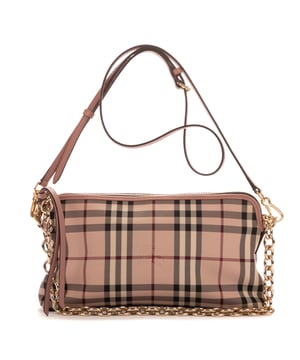 Burberry Bolsas Sling  Bolso bandolera en Rosa Lienzo y Oro hardware. El producto está en en Excelentes Condiciones (A).
  Dimensiones: 29x15x5 cm 
  Accesorios incluidos: Strap, Dustbag
    
  BrandCo Paris encuentra artículos raros y en las mejores condiciones a precios increíbles. ¡Vale la pena tener paciencia! Compra con confianza: todos los artículos de BrandCo Paris son seleccionados y autenticados cuidadosamente por nuestro equipo de expertos.
  Todos los artículos vienen con un certificado de autenticidad y un embalaje entregado por BrandCo Paris.
  Tabla de clasificación de la condición del artículo
  N (como nuevo)
  AA (perfecto estado)
  A (excelente estado)
  AB (muy buen estado)
  B (bueno/regular)