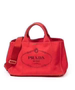 Prada Taschen Medium Canapa Tote  Umhängetasche und Rot Leinwand und Gold hardware. Das Produkt ist auf In Perfecte Staat (AA).
  Abmessungen: 35.5x22x23 cm 
  Zubehör inklusive: "Strap, Card, Dustbag"
  
  BrandCo Paris hat seltene Artikel und die besten Konditionen zu unglaublichen Preisen vorgestellt. ¡Vale la pena tener paciencia! Kaufen Sie mit Vertrauen: Alle Artikel von BrandCo Paris sind von unserem Expertenteam ausgewählt und authentisch.
  Alle Artikel enthalten ein Echtheitszertifikat und wurden von BrandCo Paris übernommen.
  Tabelle zur Klassifizierung des Artikelzustands
  N (wie neu)
  AA (perfekter Zustand)
  A (ausgezeichneter Zustand)
  AB (sehr guter Zustand)
  B (gut/mittelmäßig)