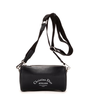 Dior Tassen Dior Atelier Roller  Navy Blue Cowhide leather Silver AA  Schoudertas in de Marineblauw Kalfsleer in de Zilver  hardware. Het product is in In Perfecte Staat (AA).
  Afmetingen: 21x12x12 cm 
  Inclusief accessoires: Dustbag
      
  BrandCo Paris vindt zeldzame artikelen in de beste staat voor ongelooflijke prijzen. Het is de moeite waard om geduldig te zijn! Koop met vertrouwen: alle artikelen van BrandCo Paris worden zorgvuldig geselecteerd en geverifieerd door ons team van experts.

  Alle artikelen worden geleverd met een certificaat van echtheid en verpakt door BrandCo Paris.

  Classificatietabel voor de conditie van het artikel:

  N (als nieuw)
  AA (perfecte staat)
  A (uitstekende staat)
  AB (zeer goede staat)
  B (goede/redelijke staat)