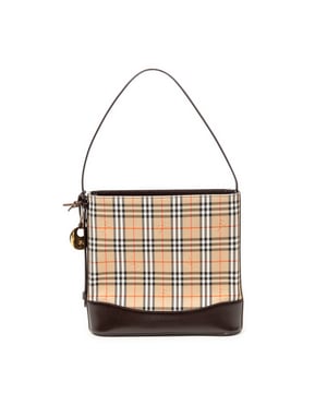 Burberry Bolsas Open Tote  Bolso bandolera en Beige/Marrón Lienzo y Oro hardware. El producto está en en Excelentes Condiciones (A).
  Dimensiones: 26x24x8 cm 
  Accesorios incluidos: Charm
    
  BrandCo Paris encuentra artículos raros y en las mejores condiciones a precios increíbles. ¡Vale la pena tener paciencia! Compra con confianza: todos los artículos de BrandCo Paris son seleccionados y autenticados cuidadosamente por nuestro equipo de expertos.
  Todos los artículos vienen con un certificado de autenticidad y un embalaje entregado por BrandCo Paris.
  Tabla de clasificación de la condición del artículo
  N (como nuevo)
  AA (perfecto estado)
  A (excelente estado)
  AB (muy buen estado)
  B (bueno/regular)