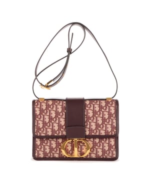 Dior Bolsas Montaigne 30 Bolso bandolera en Burdeos Lienzo y Oro hardware. El producto está en en Excelentes Condiciones (A).
  Dimensiones: 24x17x5 cm 
  Accesorios incluidos: Strap
    
  BrandCo Paris encuentra artículos raros y en las mejores condiciones a precios increíbles. ¡Vale la pena tener paciencia! Compra con confianza: todos los artículos de BrandCo Paris son seleccionados y autenticados cuidadosamente por nuestro equipo de expertos.
  Todos los artículos vienen con un certificado de autenticidad y un embalaje entregado por BrandCo Paris.
  Tabla de clasificación de la condición del artículo
  N (como nuevo)
  AA (perfecto estado)
  A (excelente estado)
  AB (muy buen estado)
  B (bueno/regular)