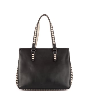 Bottega Veneta Bolsas Tote  Bolso bandolera en Negro Piel de becerro y Latón hardware. El producto está en en Excelentes Condiciones (A).
  Dimensiones: 30x25x14 cm 
  Accesorios incluidos: Dustbag
    
  BrandCo Paris encuentra artículos raros y en las mejores condiciones a precios increíbles. ¡Vale la pena tener paciencia! Compra con confianza: todos los artículos de BrandCo Paris son seleccionados y autenticados cuidadosamente por nuestro equipo de expertos.
  Todos los artículos vienen con un certificado de autenticidad y un embalaje entregado por BrandCo Paris.
  Tabla de clasificación de la condición del artículo
  N (como nuevo)
  AA (perfecto estado)
  A (excelente estado)
  AB (muy buen estado)
  B (bueno/regular)