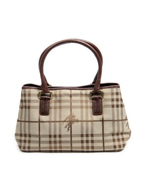 Burberry Tassen Small Open Tote  Schoudertas in de Kaki/Bruin Doek in de Goud  hardware. Het product is in In Uitstekende Staat (A).
  Afmetingen: 30x18.5x15 cm 
  Inclusief accessoires: 
      
  BrandCo Paris vindt zeldzame artikelen in de beste staat voor ongelooflijke prijzen. Het is de moeite waard om geduldig te zijn! Koop met vertrouwen: alle artikelen van BrandCo Paris worden zorgvuldig geselecteerd en geverifieerd door ons team van experts.

  Alle artikelen worden geleverd met een certificaat van echtheid en verpakt door BrandCo Paris.

  Classificatietabel voor de conditie van het artikel:

  N (als nieuw)
  AA (perfecte staat)
  A (uitstekende staat)
  AB (zeer goede staat)
  B (goede/redelijke staat)