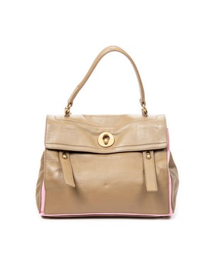Yves Saint Laurent Bolsas Muse Two  Bolso bandolera en Marrón/Rosa Piel de becerro y Oro hardware. El producto está en en Excelentes Condiciones (A).
  Dimensiones: 32x22x16 cm 
  Accesorios incluidos: Strap
    
  BrandCo Paris encuentra artículos raros y en las mejores condiciones a precios increíbles. ¡Vale la pena tener paciencia! Compra con confianza: todos los artículos de BrandCo Paris son seleccionados y autenticados cuidadosamente por nuestro equipo de expertos.
  Todos los artículos vienen con un certificado de autenticidad y un embalaje entregado por BrandCo Paris.
  Tabla de clasificación de la condición del artículo
  N (como nuevo)
  AA (perfecto estado)
  A (excelente estado)
  AB (muy buen estado)
  B (bueno/regular)