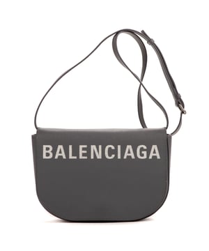 Balenciaga Bolsas Ville Day  Bolso bandolera en Gris Piel de becerro y Plata hardware. El producto está en en Perfectas Condiciones (AA).
  Dimensiones: 24x16x5 cm 
  Accesorios incluidos: NONE
    
  BrandCo Paris encuentra artículos raros y en las mejores condiciones a precios increíbles. ¡Vale la pena tener paciencia! Compra con confianza: todos los artículos de BrandCo Paris son seleccionados y autenticados cuidadosamente por nuestro equipo de expertos.
  Todos los artículos vienen con un certificado de autenticidad y un embalaje entregado por BrandCo Paris.
  Tabla de clasificación de la condición del artículo
  N (como nuevo)
  AA (perfecto estado)
  A (excelente estado)
  AB (muy buen estado)
  B (bueno/regular)