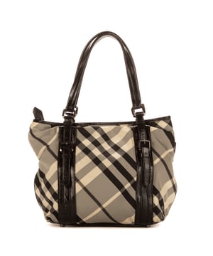 Burberry Bolsas Tote Double buckle  Bolso bandolera en Gris Lienzo y Plata Oscura hardware. El producto está en en Excelentes Condiciones (A).
  Dimensiones: 36x27x11 cm 
  Accesorios incluidos: Dustbag
    
  BrandCo Paris encuentra artículos raros y en las mejores condiciones a precios increíbles. ¡Vale la pena tener paciencia! Compra con confianza: todos los artículos de BrandCo Paris son seleccionados y autenticados cuidadosamente por nuestro equipo de expertos.
  Todos los artículos vienen con un certificado de autenticidad y un embalaje entregado por BrandCo Paris.
  Tabla de clasificación de la condición del artículo
  N (como nuevo)
  AA (perfecto estado)
  A (excelente estado)
  AB (muy buen estado)
  B (bueno/regular)