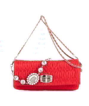 Miu Miu Taschen Iconic Crystal Cloqué  Umhängetasche und Rot Leinwand und Silber/Strass hardware. Das Produkt ist auf In Uitstekende Staat (A).
  Abmessungen: 28x14x5 cm 
  Zubehör inklusive: "Chain Strap, Rhinestones Strap"
  
  BrandCo Paris hat seltene Artikel und die besten Konditionen zu unglaublichen Preisen vorgestellt. ¡Vale la pena tener paciencia! Kaufen Sie mit Vertrauen: Alle Artikel von BrandCo Paris sind von unserem Expertenteam ausgewählt und authentisch.
  Alle Artikel enthalten ein Echtheitszertifikat und wurden von BrandCo Paris übernommen.
  Tabelle zur Klassifizierung des Artikelzustands
  N (wie neu)
  AA (perfekter Zustand)
  A (ausgezeichneter Zustand)
  AB (sehr guter Zustand)
  B (gut/mittelmäßig)