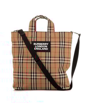 Burberry Bolsas Tote Check  Bolso en Beige Lienzo y Plata hardware. El producto está en en Perfectas Condiciones (AA).
  Dimensiones: 34x36x7 cm 
  Accesorios incluidos: Strap
    
  BrandCo Paris encuentra artículos raros y en las mejores condiciones a precios increíbles. ¡Vale la pena tener paciencia! Compra con confianza: todos los artículos de BrandCo Paris son seleccionados y autenticados cuidadosamente por nuestro equipo de expertos.
  Todos los artículos vienen con un certificado de autenticidad y un embalaje entregado por BrandCo Paris.
  Tabla de clasificación de la condición del artículo
  N (como nuevo)
  AA (perfecto estado)
  A (excelente estado)
  AB (muy buen estado)
  B (bueno/regular)