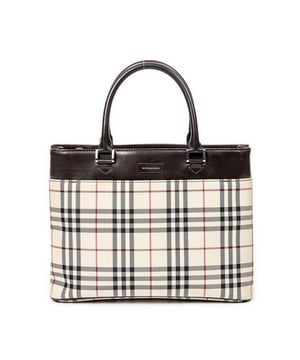 Burberry Bolsas Slip Pocket Zip Tote  Bolso en Beige/Marrón Oscuro Lienzo y Plata hardware. El producto está en en Excelentes Condiciones (A).
  Dimensiones: 32x24x8 cm 
  Accesorios incluidos: 
    
  BrandCo Paris encuentra artículos raros y en las mejores condiciones a precios increíbles. ¡Vale la pena tener paciencia! Compra con confianza: todos los artículos de BrandCo Paris son seleccionados y autenticados cuidadosamente por nuestro equipo de expertos.
  Todos los artículos vienen con un certificado de autenticidad y un embalaje entregado por BrandCo Paris.
  Tabla de clasificación de la condición del artículo
  N (como nuevo)
  AA (perfecto estado)
  A (excelente estado)
  AB (muy buen estado)
  B (bueno/regular)