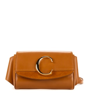 Chloe Bolsas C Belt  Riñonera en Camello Piel de becerro y Oro hardware. El producto está en en Perfectas Condiciones (AA).
  Dimensiones: 19x12x5 cm 
  Accesorios incluidos: Dustbag
    
  BrandCo Paris encuentra artículos raros y en las mejores condiciones a precios increíbles. ¡Vale la pena tener paciencia! Compra con confianza: todos los artículos de BrandCo Paris son seleccionados y autenticados cuidadosamente por nuestro equipo de expertos.
  Todos los artículos vienen con un certificado de autenticidad y un embalaje entregado por BrandCo Paris.
  Tabla de clasificación de la condición del artículo
  N (como nuevo)
  AA (perfecto estado)
  A (excelente estado)
  AB (muy buen estado)
  B (bueno/regular)