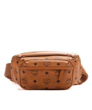 MCM Tassen Belt Bag  Bumbag in de Cognac Kalfsleer in de Goud  hardware. Het product is in In Uitstekende Staat (A).
  Afmetingen: 22x11x9 cm 
  Inclusief accessoires: NONE
      
  BrandCo Paris vindt zeldzame artikelen in de beste staat voor ongelooflijke prijzen. Het is de moeite waard om geduldig te zijn! Koop met vertrouwen: alle artikelen van BrandCo Paris worden zorgvuldig geselecteerd en geverifieerd door ons team van experts.

  Alle artikelen worden geleverd met een certificaat van echtheid en verpakt door BrandCo Paris.

  Classificatietabel voor de conditie van het artikel:

  N (als nieuw)
  AA (perfecte staat)
  A (uitstekende staat)
  AB (zeer goede staat)
  B (goede/redelijke staat)