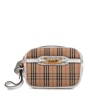 Burberry Bolsas Camera  Riñonera en Marrón Lienzo y Oro hardware. El producto está en en Excelentes Condiciones (A).
  Dimensiones: 20x14x5 cm 
  Accesorios incluidos: Dustbag
    
  BrandCo Paris encuentra artículos raros y en las mejores condiciones a precios increíbles. ¡Vale la pena tener paciencia! Compra con confianza: todos los artículos de BrandCo Paris son seleccionados y autenticados cuidadosamente por nuestro equipo de expertos.
  Todos los artículos vienen con un certificado de autenticidad y un embalaje entregado por BrandCo Paris.
  Tabla de clasificación de la condición del artículo
  N (como nuevo)
  AA (perfecto estado)
  A (excelente estado)
  AB (muy buen estado)
  B (bueno/regular)