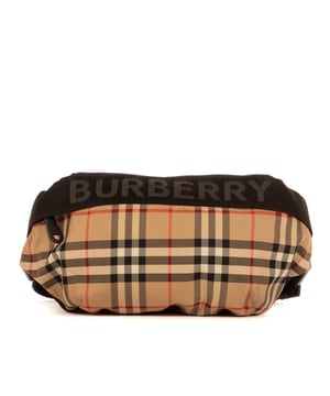 Burberry Bolsas Check Banane  Riñonera en Beige Lienzo y Plata hardware. El producto está en en Excelentes Condiciones (A).
  Dimensiones: 30x14x6 cm 
  Accesorios incluidos: NONE
    
  BrandCo Paris encuentra artículos raros y en las mejores condiciones a precios increíbles. ¡Vale la pena tener paciencia! Compra con confianza: todos los artículos de BrandCo Paris son seleccionados y autenticados cuidadosamente por nuestro equipo de expertos.
  Todos los artículos vienen con un certificado de autenticidad y un embalaje entregado por BrandCo Paris.
  Tabla de clasificación de la condición del artículo
  N (como nuevo)
  AA (perfecto estado)
  A (excelente estado)
  AB (muy buen estado)
  B (bueno/regular)