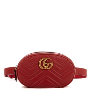 Gucci Tassen Marmont Oval Belt  Bumbag in de Rood Kalfsleer in de Goud  hardware. Het product is in In Uitstekende Staat (A).
  Afmetingen: 22x14x15 cm 
  Inclusief accessoires: NONE
      
  BrandCo Paris vindt zeldzame artikelen in de beste staat voor ongelooflijke prijzen. Het is de moeite waard om geduldig te zijn! Koop met vertrouwen: alle artikelen van BrandCo Paris worden zorgvuldig geselecteerd en geverifieerd door ons team van experts.

  Alle artikelen worden geleverd met een certificaat van echtheid en verpakt door BrandCo Paris.

  Classificatietabel voor de conditie van het artikel:

  N (als nieuw)
  AA (perfecte staat)
  A (uitstekende staat)
  AB (zeer goede staat)
  B (goede/redelijke staat)