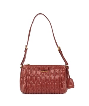 Miu Miu Taschen Small Crossbody Besace  Umhängetasche und Bruyere Rosa Kalbsleder und Gold hardware. Das Produkt ist auf In Uitstekende Staat (A).
  Abmessungen: 24x15x9 cm 
  Zubehör inklusive: "Card, Key Ring in Clochette, Dustbag"
  
  BrandCo Paris hat seltene Artikel und die besten Konditionen zu unglaublichen Preisen vorgestellt. ¡Vale la pena tener paciencia! Kaufen Sie mit Vertrauen: Alle Artikel von BrandCo Paris sind von unserem Expertenteam ausgewählt und authentisch.
  Alle Artikel enthalten ein Echtheitszertifikat und wurden von BrandCo Paris übernommen.
  Tabelle zur Klassifizierung des Artikelzustands
  N (wie neu)
  AA (perfekter Zustand)
  A (ausgezeichneter Zustand)
  AB (sehr guter Zustand)
  B (gut/mittelmäßig)