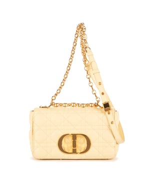 Dior Bolsas Caro Crossbody Small Bolso bandolera en Vainilla Piel de becerro y Oro hardware. El producto está en en Perfectas Condiciones (AA).
  Dimensiones: 20x12x6 cm 
  Accesorios incluidos: Dustbag
    
  BrandCo Paris encuentra artículos raros y en las mejores condiciones a precios increíbles. ¡Vale la pena tener paciencia! Compra con confianza: todos los artículos de BrandCo Paris son seleccionados y autenticados cuidadosamente por nuestro equipo de expertos.
  Todos los artículos vienen con un certificado de autenticidad y un embalaje entregado por BrandCo Paris.
  Tabla de clasificación de la condición del artículo
  N (como nuevo)
  AA (perfecto estado)
  A (excelente estado)
  AB (muy buen estado)
  B (bueno/regular)