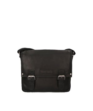 Bolso bandolera para hombre. El cierre es con cremallera. Los bolsillos internos son uno con cremallera y dos abiertos. Los bolsillos externos son uno abierto en la parte delantera y otro en la parte trasera con cremallera. La bandolera es ajustable en piel. Falta el mango. Hay un compartimento interno. El material exterior es auténtica piel de becerro engrasada. Internamente está forrado en tejido 70% algodón - 30% poliéster. Medidas: 30x26x10 cm. Producto de moda